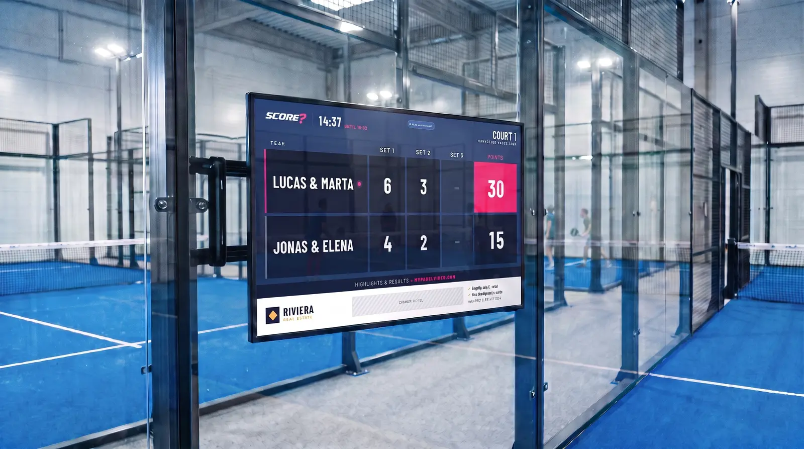SCORE?-Board als digitale Anzeige am Platzrand mit Spielstand von zwei Teams