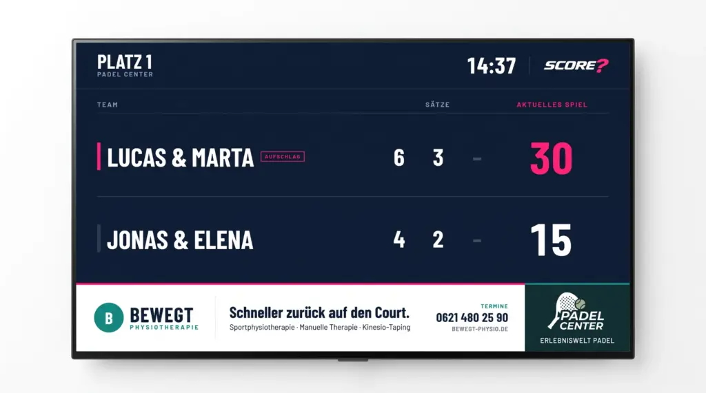 SCORE?-Board mit Live-Spielstand, Sätzen und Werbefläche der Padelhalle